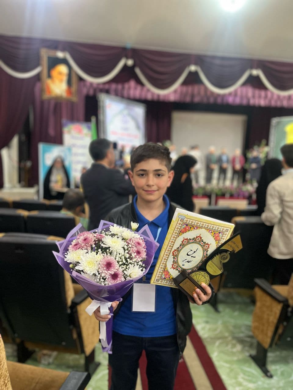 اطای تندیس افتخار به منظور کسب مقام اول در منطقا در مسابقات علمی پژوهشی شاخه سازه های ماکارونی