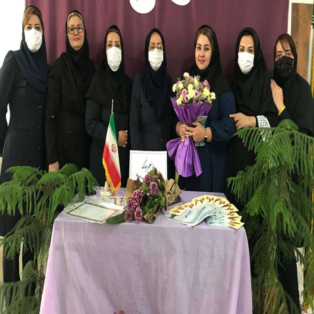 قدردانی از همکاران دبستان فارابی به مناسبت گرامیداشت مقام معلم